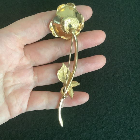 Vintage gold tone faux pearl brooch. - Picture 4 of 5